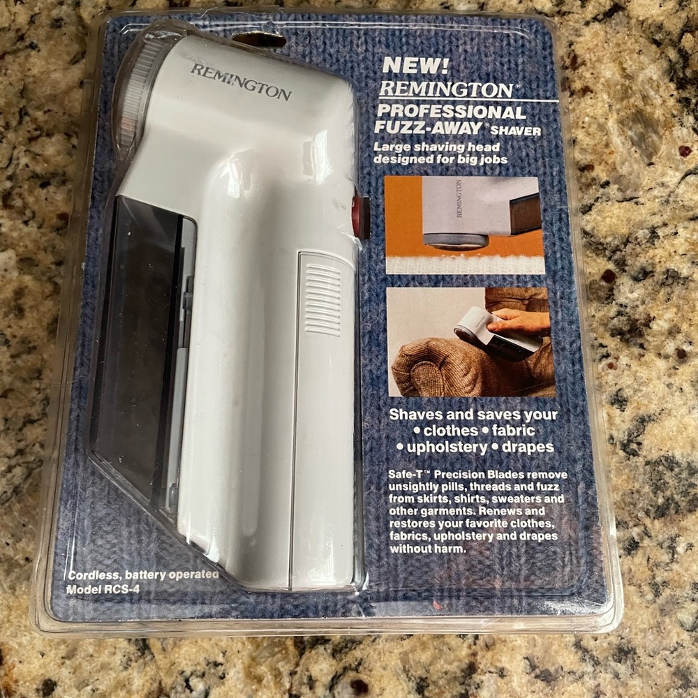 Remington White and Gray Fabric Fuzz-Away Shaver